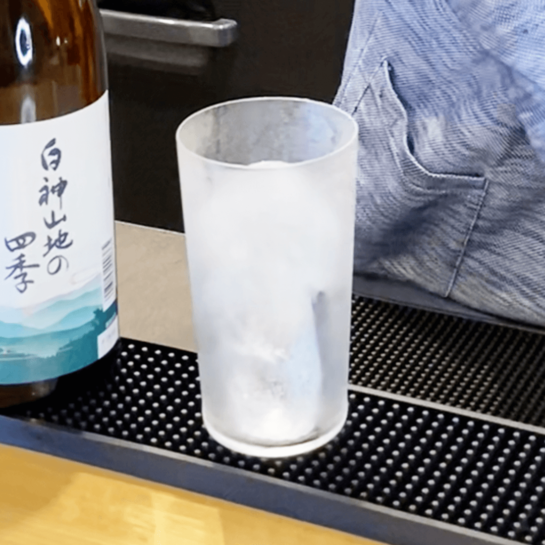 グラスに氷を入れます