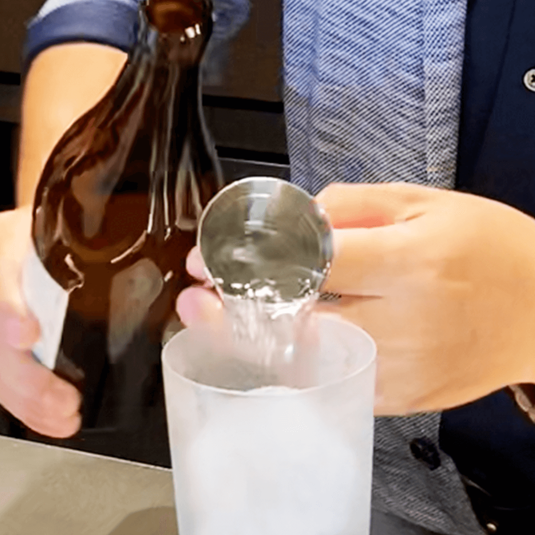 日本酒を注ぎます