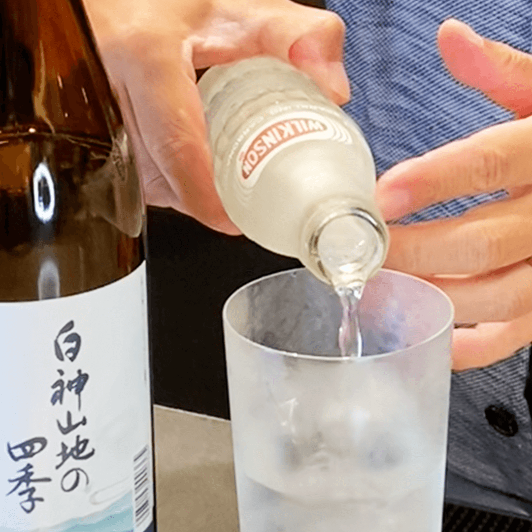 炭酸水を注ぎます